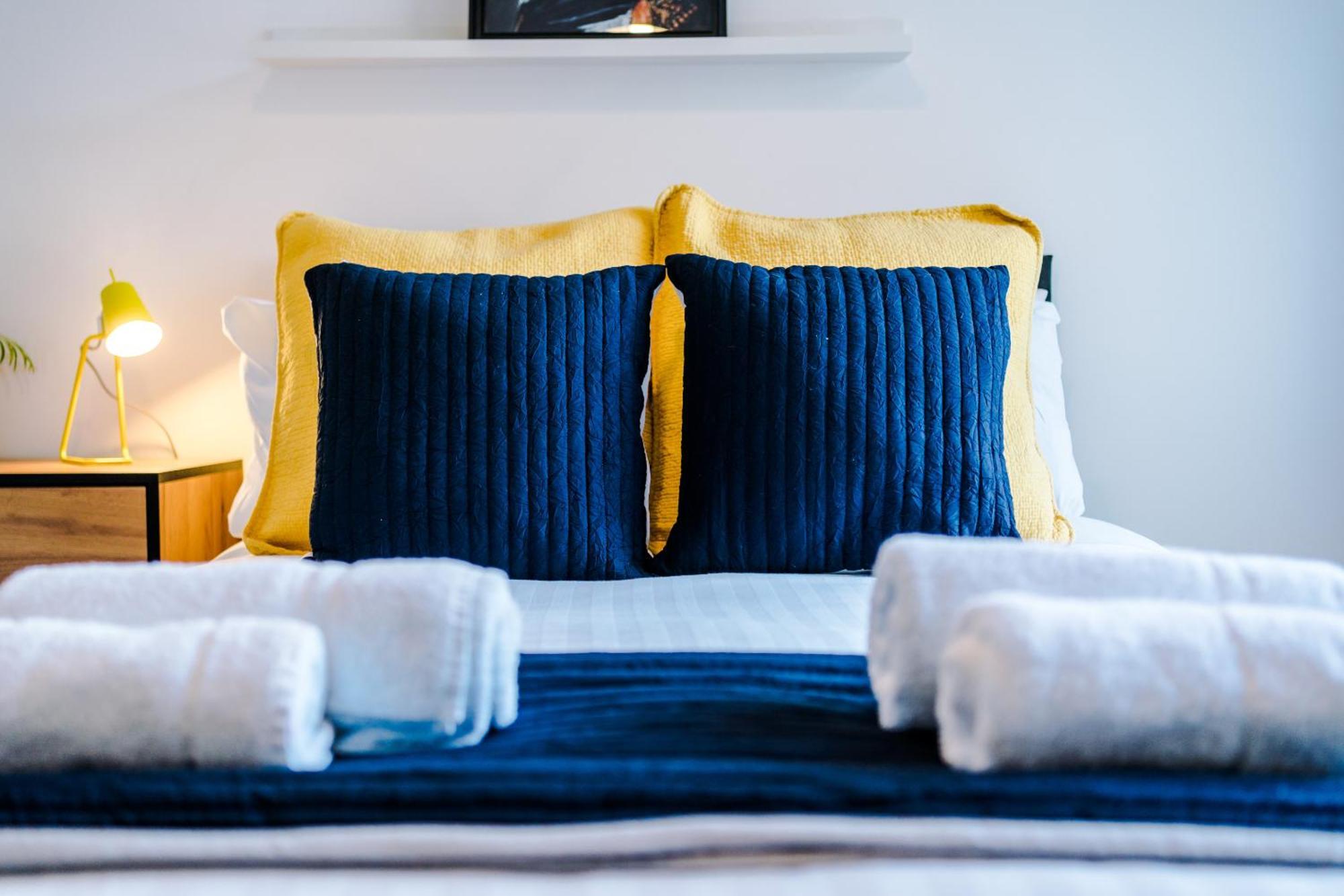 Barton House - Sleeping 10 Villa แมนเชสเตอร์ ภายนอก รูปภาพ