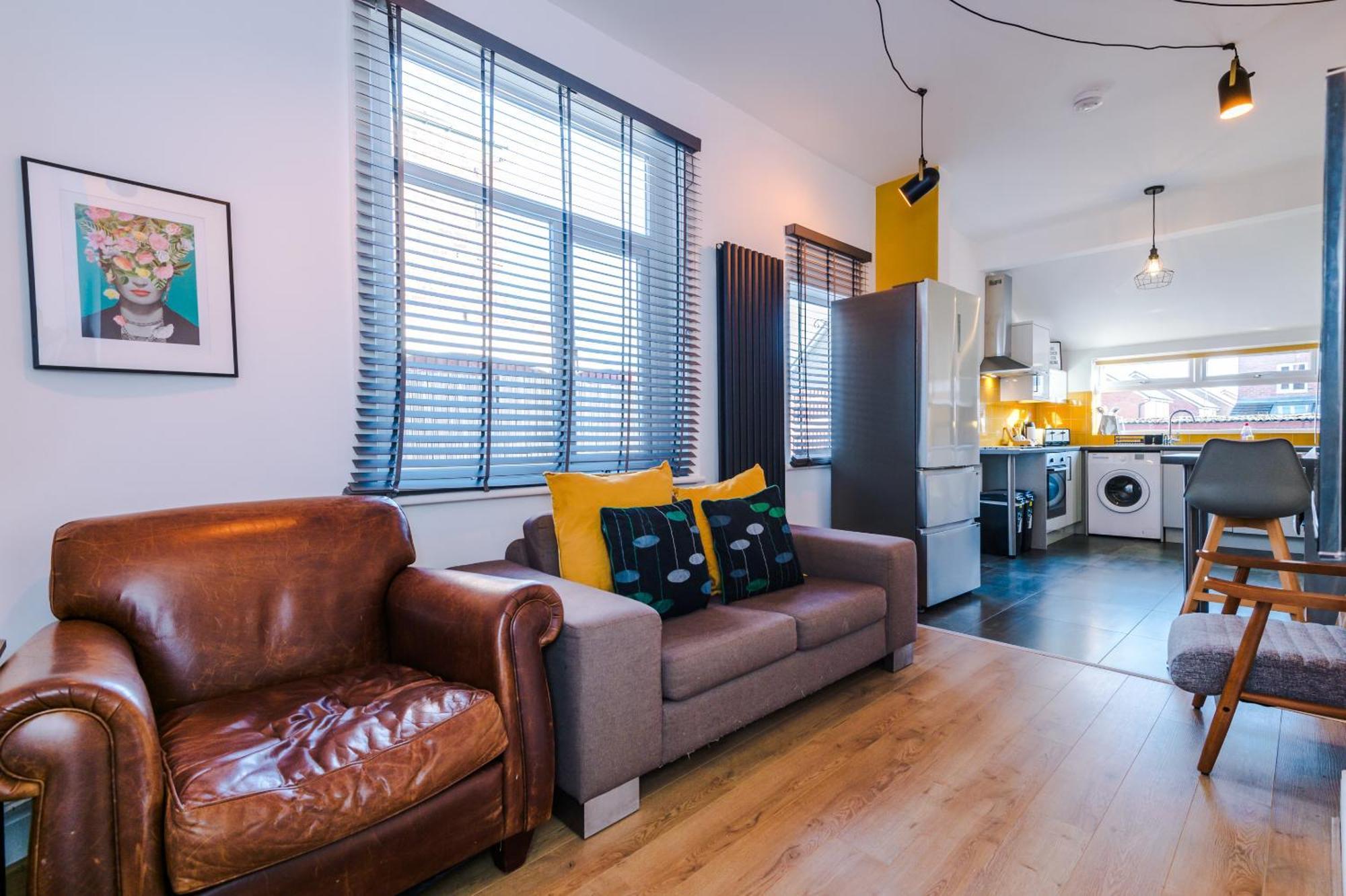Barton House - Sleeping 10 Villa แมนเชสเตอร์ ภายนอก รูปภาพ