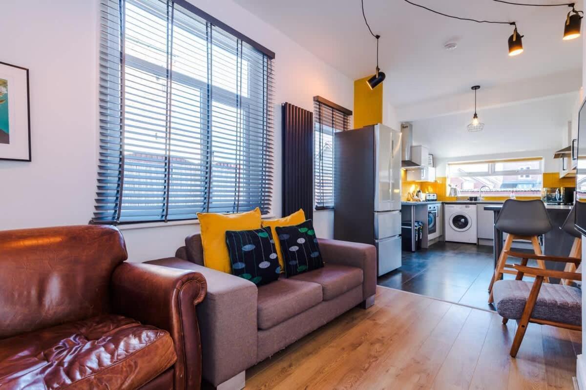 Barton House - Sleeping 10 Villa แมนเชสเตอร์ ภายนอก รูปภาพ