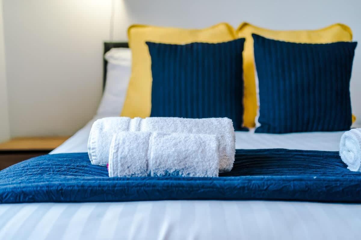 Barton House - Sleeping 10 Villa แมนเชสเตอร์ ภายนอก รูปภาพ
