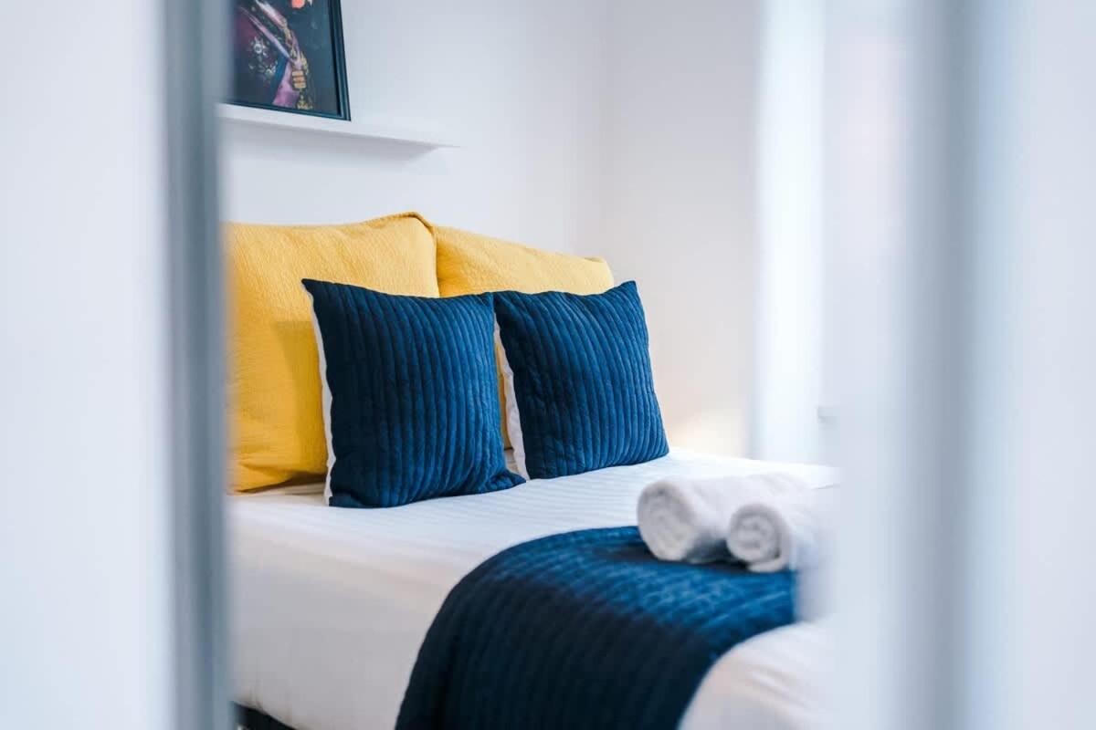 Barton House - Sleeping 10 Villa แมนเชสเตอร์ ภายนอก รูปภาพ